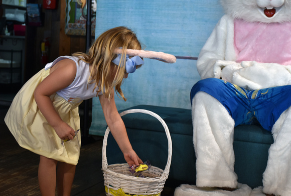 Easter Bunny at LuLu's_2022-5