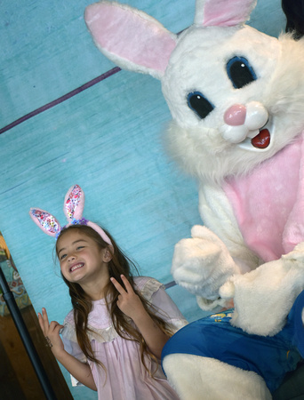Easter Bunny at LuLu's_2022-7